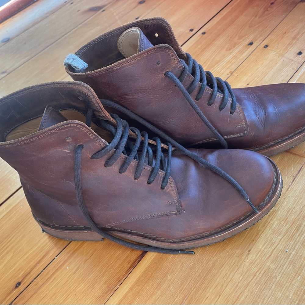 Brown ankle-high boots with leather material and lace-up design